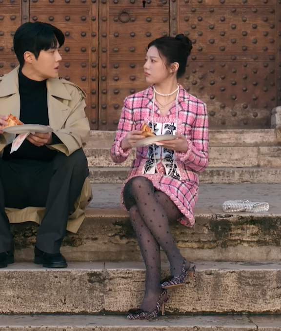 이 사랑 통역 되나요 9화 고윤정(도라미) 샤넬 핑크 투피스 착장 장면