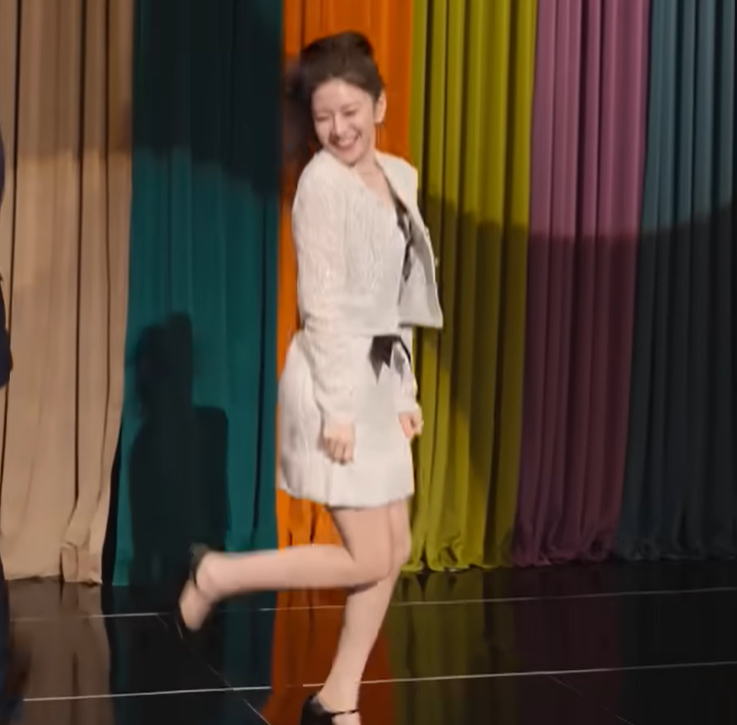 이 사랑 통역 되나요 2화 고윤정(차무희) 샤넬 화이트 트위드 셋업 착장 장면