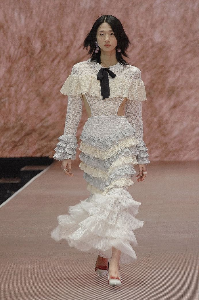 이 사랑 통역 되나요 2화 고윤정(도라미) DEW E DEW E 22FW WAIST OPEN DRESS_WHITE 제품 이미지