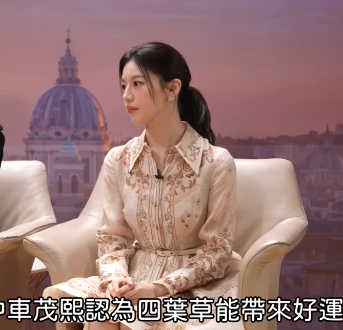 이 사랑 통역 되나요 고윤정 인터뷰 짐머만 메멘토 버튼드 미니 드레스 착용 장면