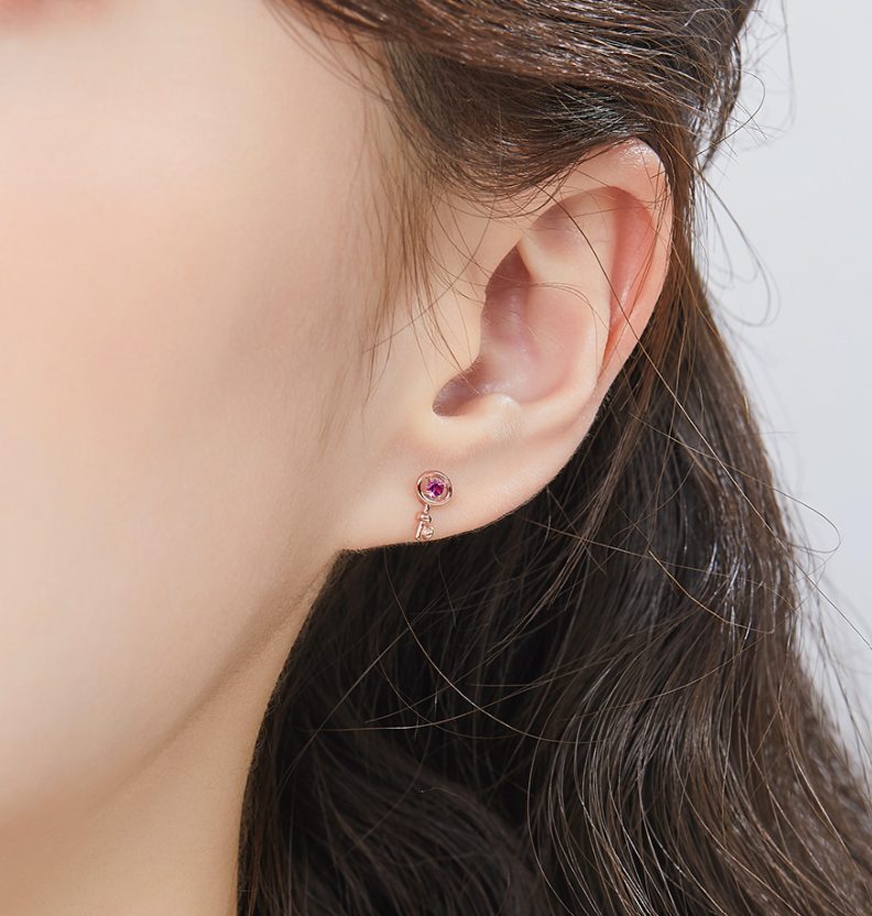 도로시 14k 락앤키 피어싱 열쇠 착용 클로즈업 이미지