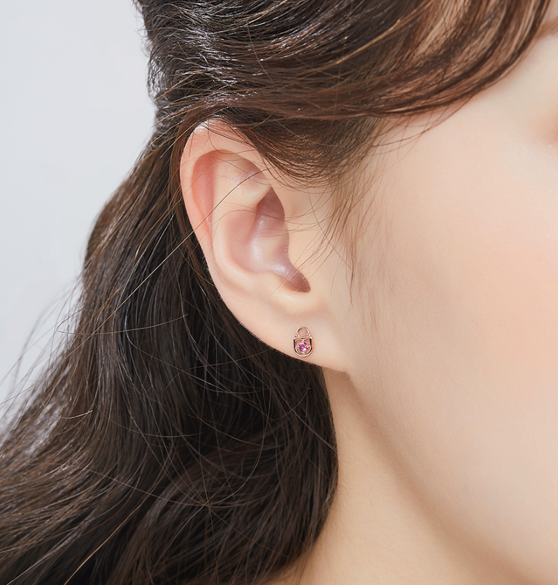 도로시 14k 락앤키 피어싱 자물쇠 착용 클로즈업 이미지