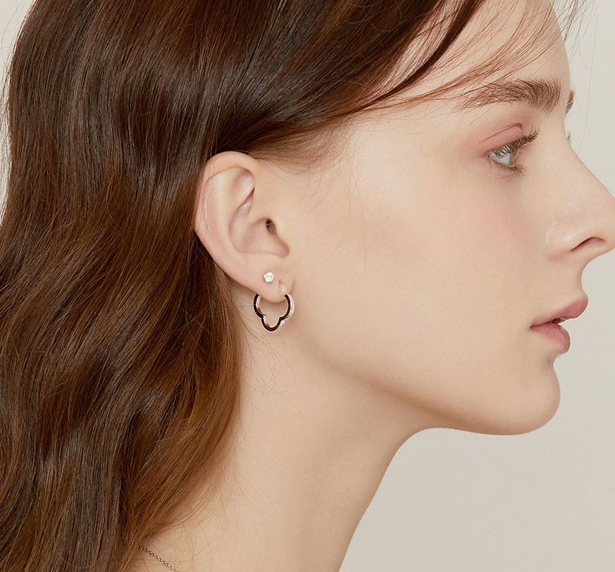 제이에스티나 CLOVIA 귀걸이 착용 클로즈업 이미지