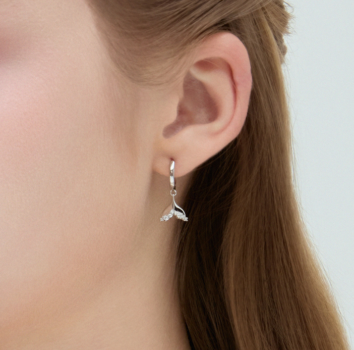 제이에스티나 THE WISH LUCKY TAIL 귀걸이 착용 클로즈업 이미지