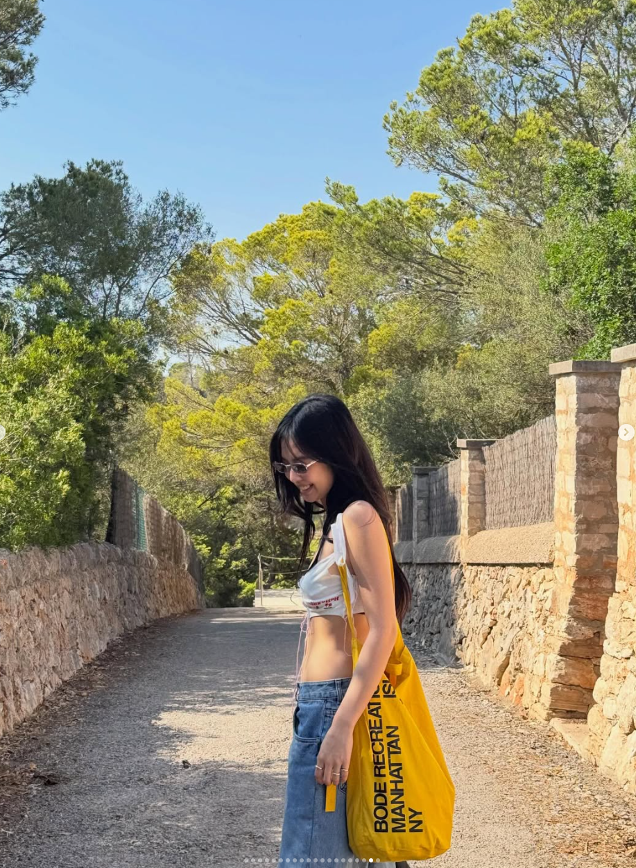 제니 인스타그램 옐로 컬러 BODE 토트 착용 컷