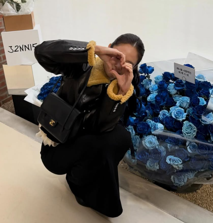 제니 인스타그램 샤넬 스몰 플랩 백 착용 컷