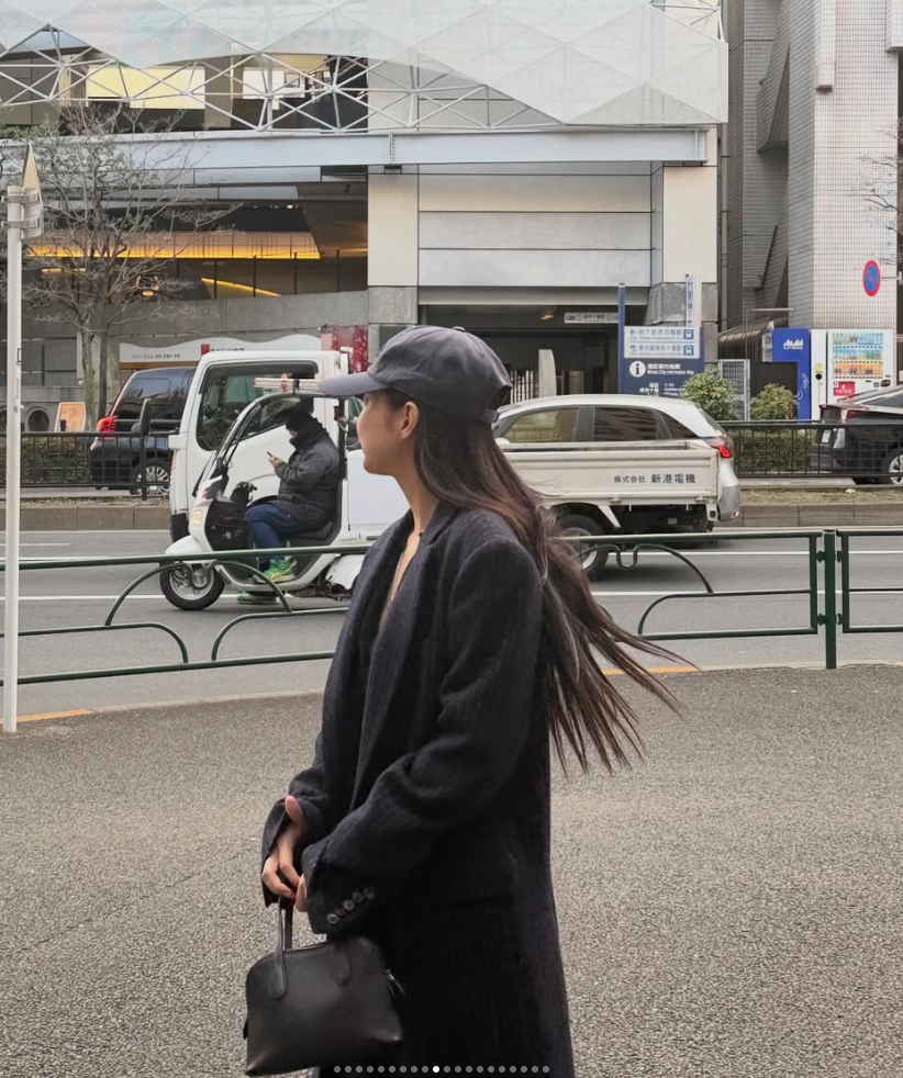 제니 인스타그램 더로우 미디엄 인그리드 가죽 백 착용 컷