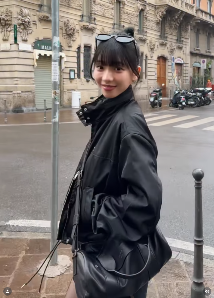 카리나 일상 프라다 루트 라지 가죽 탑 핸들 백 착용 컷