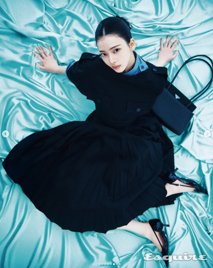 카리나 화보 프라다 패시지 미디엄 가죽 백 착용 컷