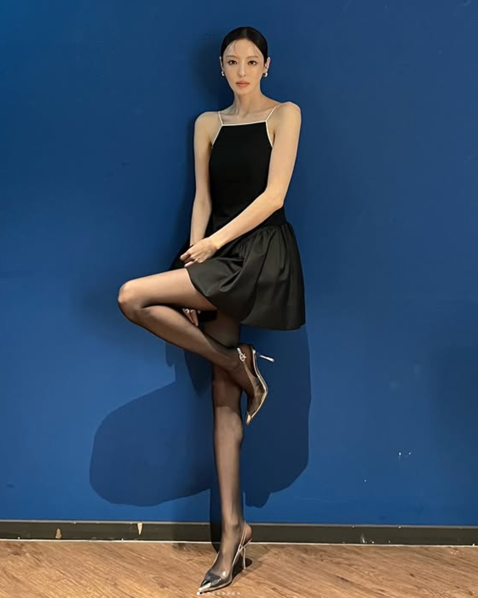 이다희 인스타그램 착장 참고 이미지 (가브리엘 리 스트랩 미니 드레스)