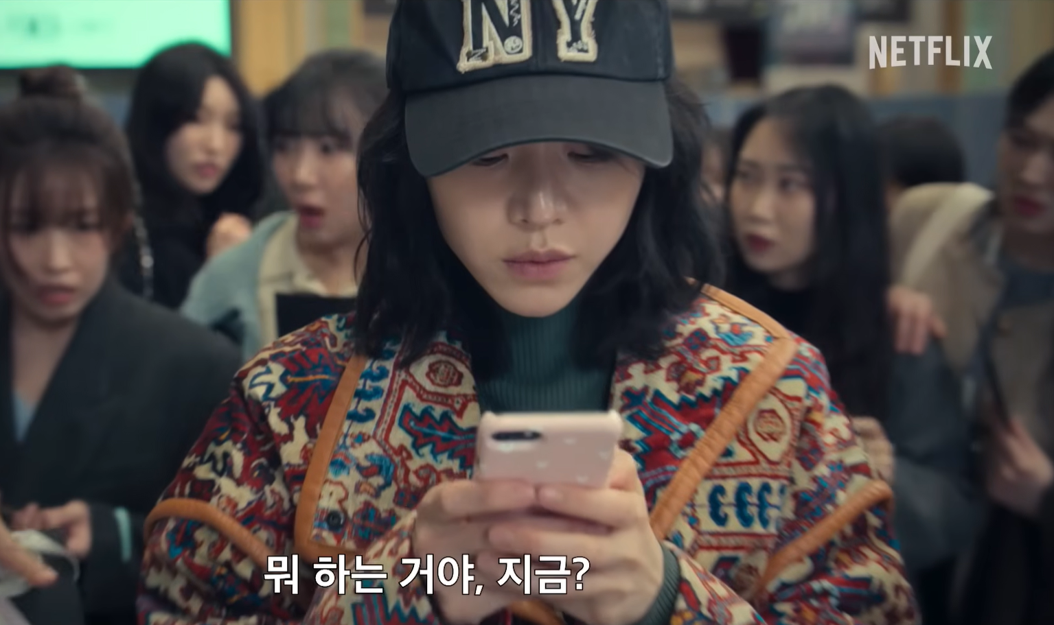 레이디 두아 3화 신혜선 태피스트리 패턴 자켓 착용 장면