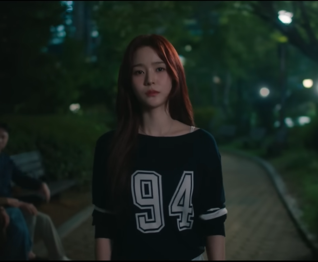 판사 이한영 12화 오세영(유세희) 에잇세컨즈 네이비 넘버링 니트 착용 장면