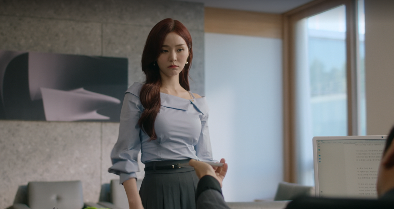 판사 이한영 오세영 4화 토와브 뮬 오프숄더 블라우스 착용 장면